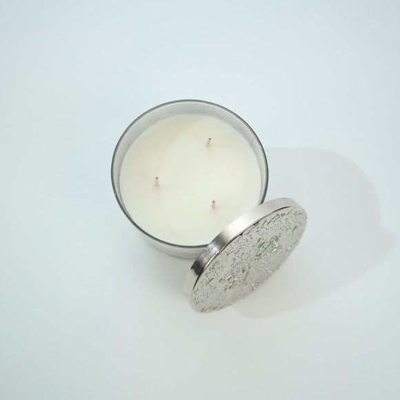 Bath Body Works Snowflakes Cashmere 3 Wick Scented Candle 14.5 oz New - Picture 4 of 4